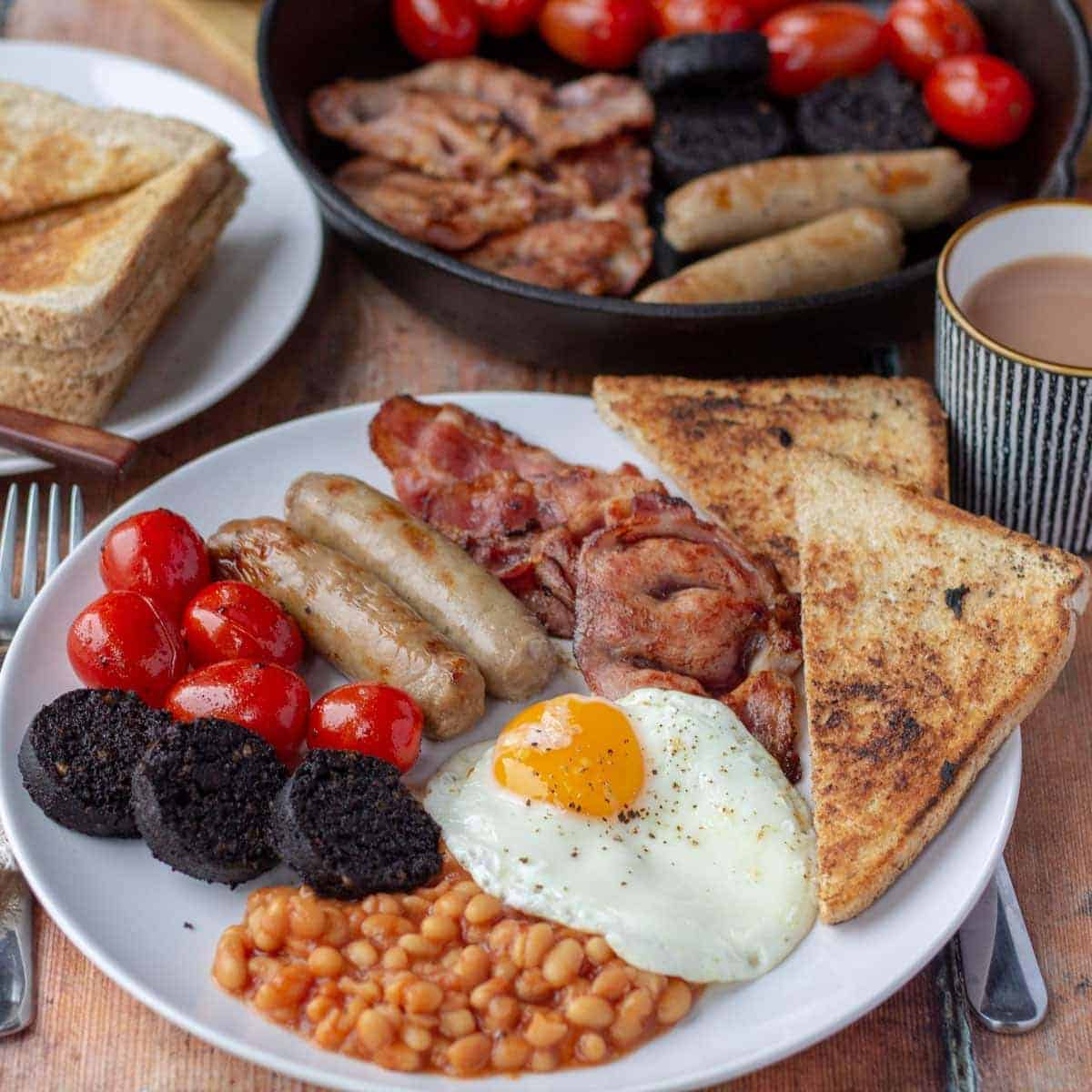 Инглиш брекфаст. Бритиш Брекфаст. Фул Инглиш Брекфаст. Английский завтрак Британия. Традиционная английская еда завтрак.