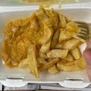 chips with curry sauce